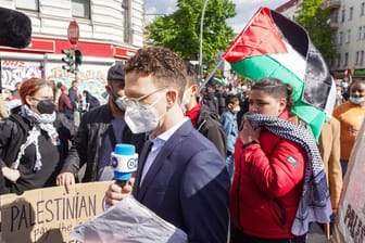 15.05.2021,Berlin,Deutschland,GER,pro-palästinensische Demo startend vom Hermannplatz.Ein TV-Team von der Deutschen Welle DW wird vor Ort behindert.