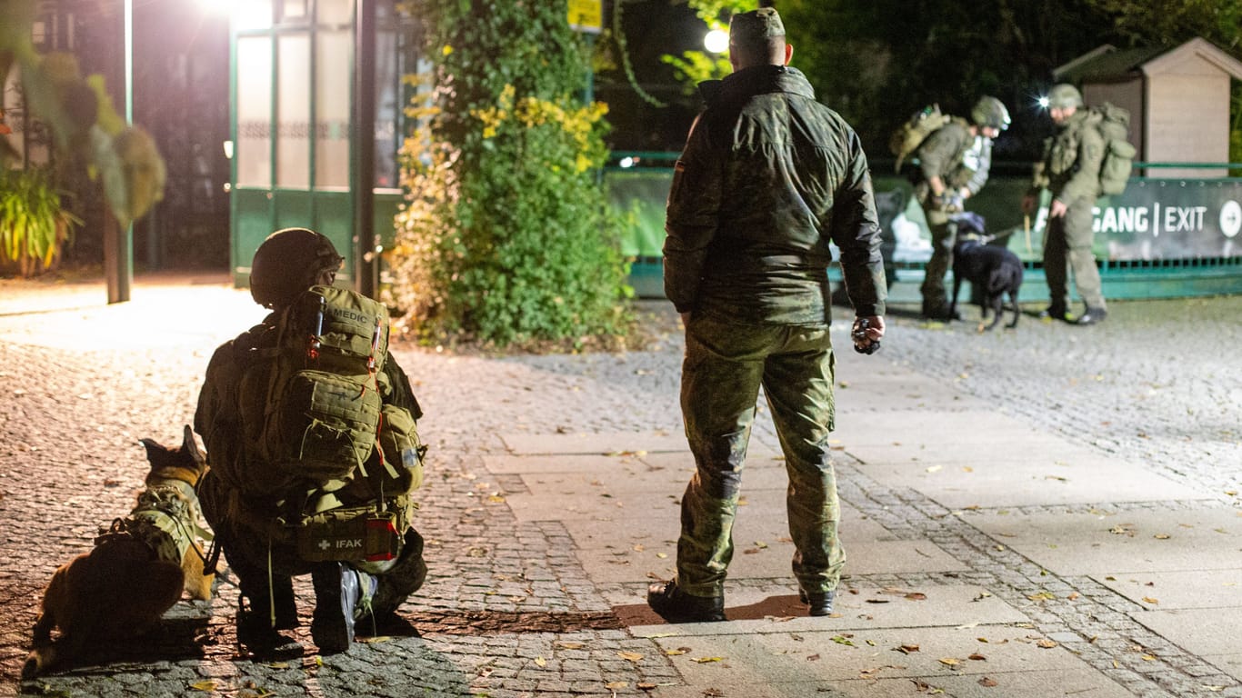 Nächtlicher Einsatz: Die Bundeswehr probte im Münchner Zoo für den Ernstfall.