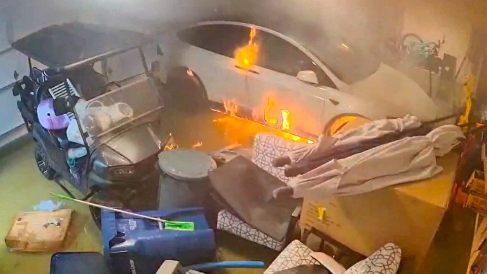 Brennender Tesla: Batterie kommt mit Salzwasser in Kontakt – Feuer in Garage.