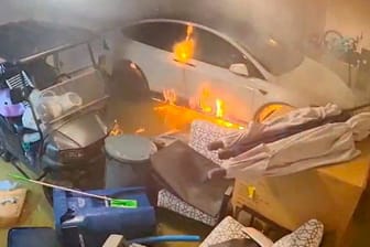 Brennender Tesla: Batterie kommt mit Salzwasser in Kontakt – Feuer in Garage.