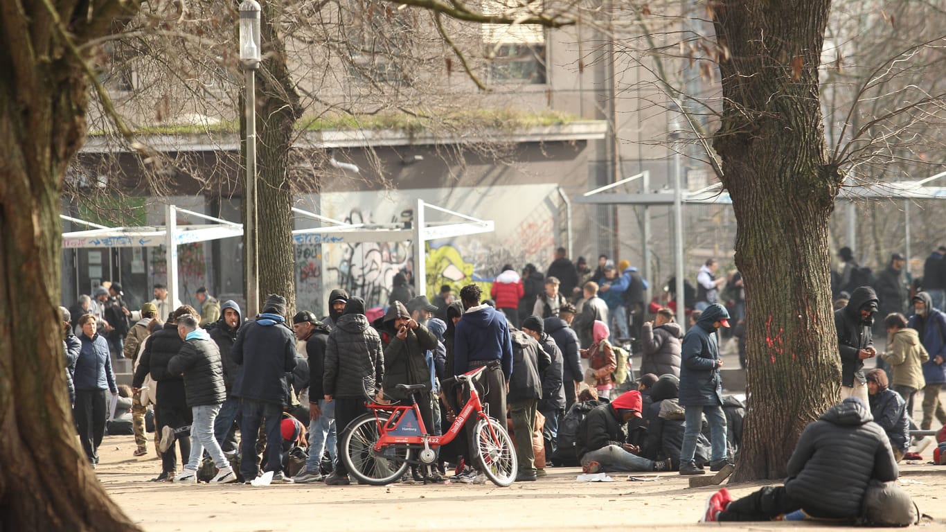 Auf dem Vorplatz der Drogenberatungsstelle "Drob Inn" am Hamburger Hauptbahnhof wird das Elend der Drogensucht sichtbar.