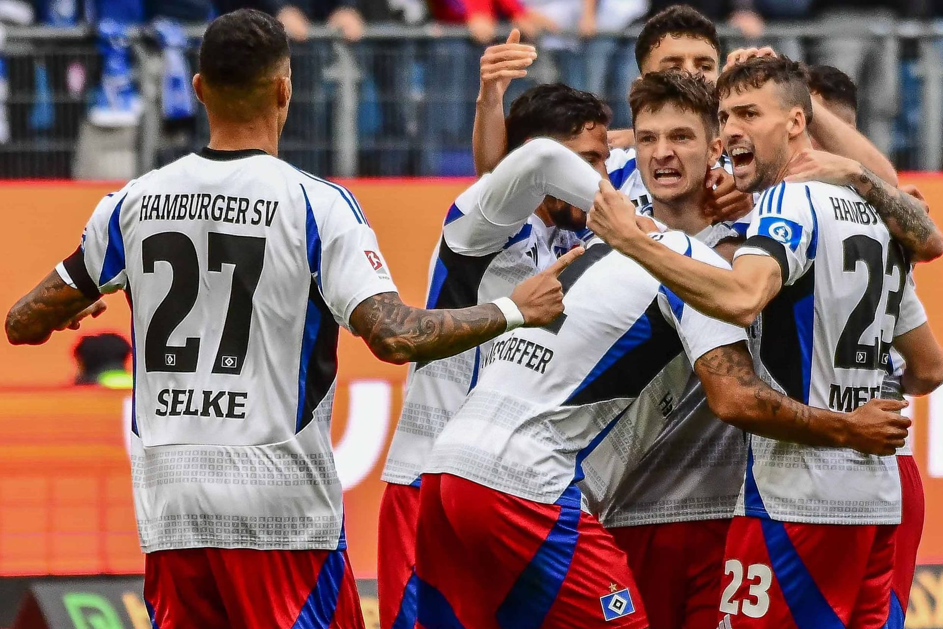 Rothosen im Aufwind: Die HSV-Spieler jubeln nach dem zwischenzeitlichen 2:0 durch Katterbach.