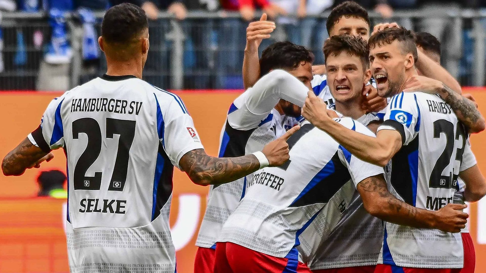 Rothosen im Aufwind: Die HSV-Spieler jubeln nach dem zwischenzeitlichen 2:0 durch Katterbach.