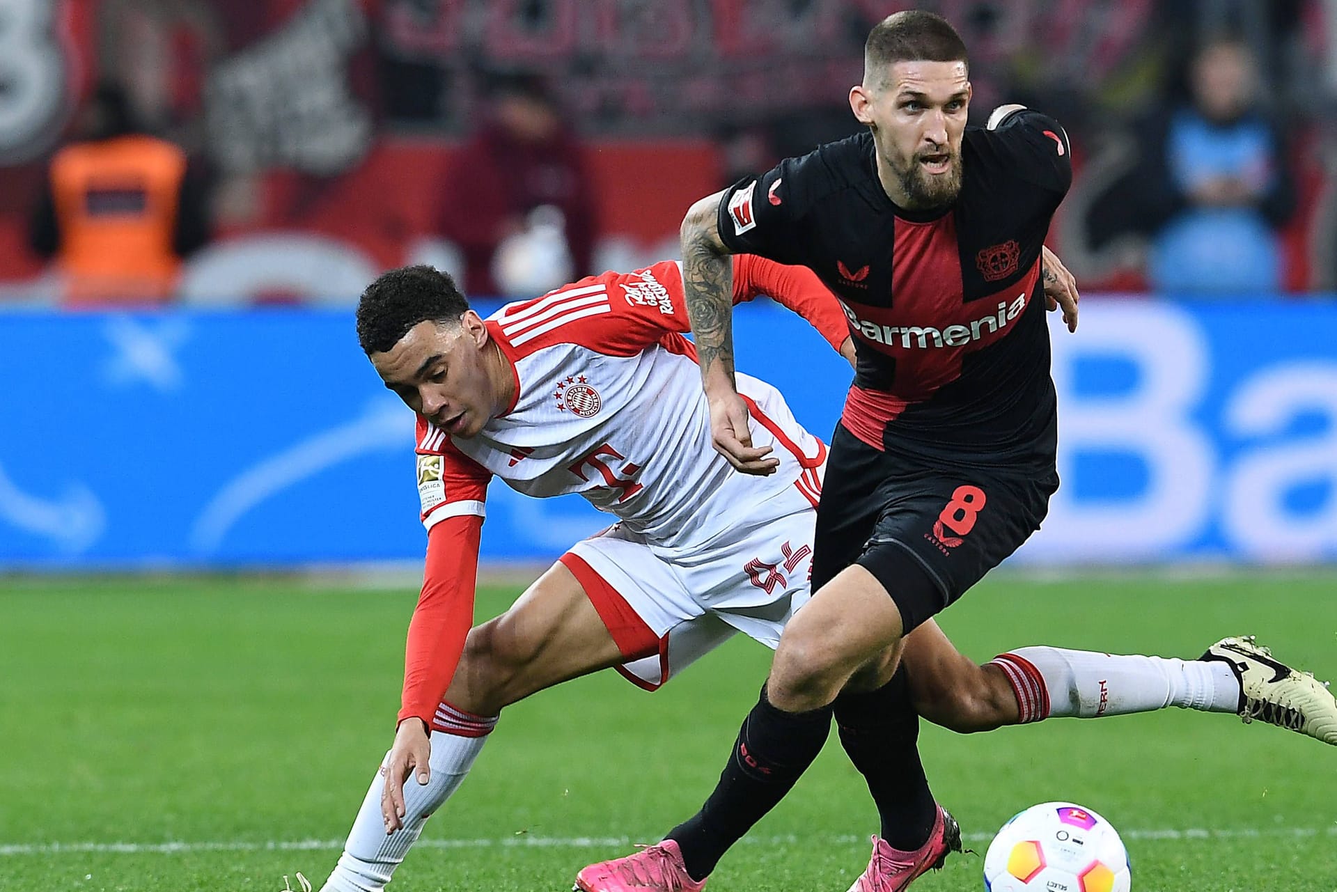 Jamal Musiala (l.) und Robert Andrich im Zweikampf: Mit dem Kreuz auf dem Heimtrikot wurde Bayer Leverkusen Meister.