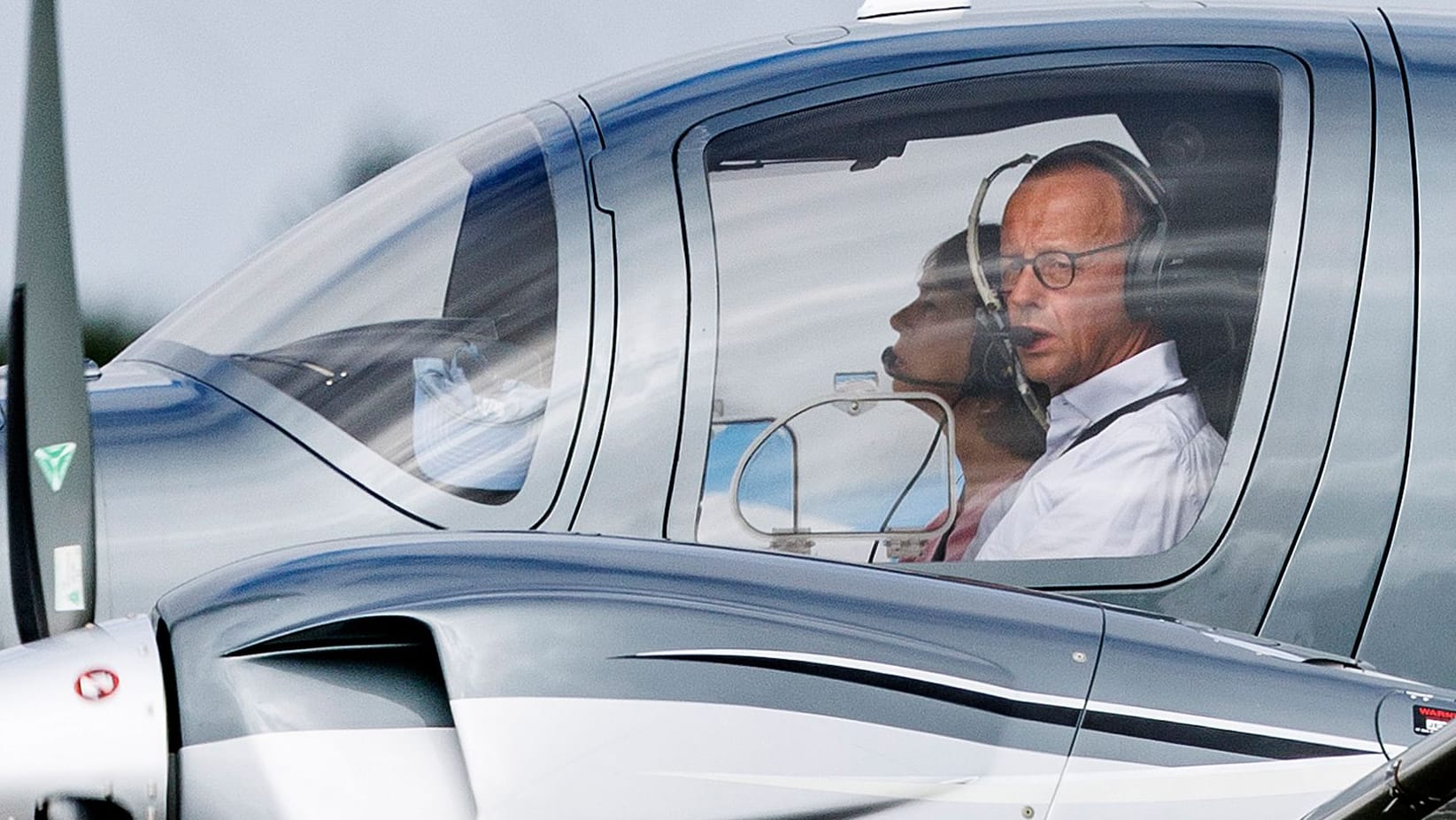 Friedrich Merz in seinem Privatflugzeug (Archivbild): Damit reiste er zur Hochzeit von Christian Lindner an.