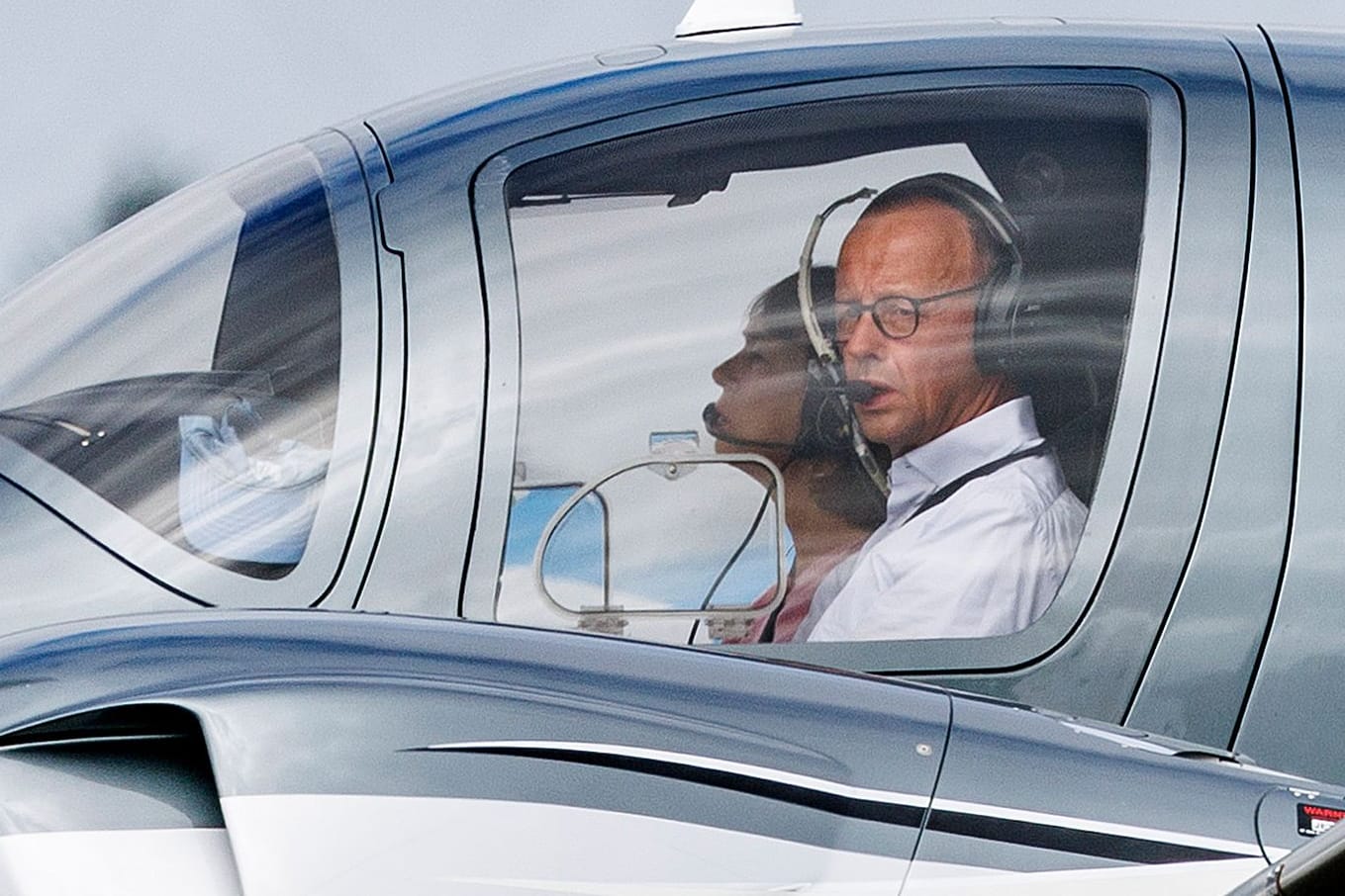 Friedrich Merz in seinem Privatflugzeug (Archivbild): Damit reiste er zur Hochzeit von Christian Lindner an.