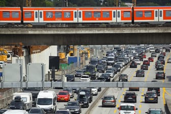 Autos stehen auf der A7 vor dem Elbtunnel in einem Stau (Archivbild): Am Wochenende schränken Arbeiten an der Bahnbrücke den Verkehr ein.