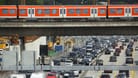 Autos stehen auf der A7 vor dem Elbtunnel in einem Stau (Archivbild): Am Wochenende schränken Arbeiten an der Bahnbrücke den Verkehr ein.