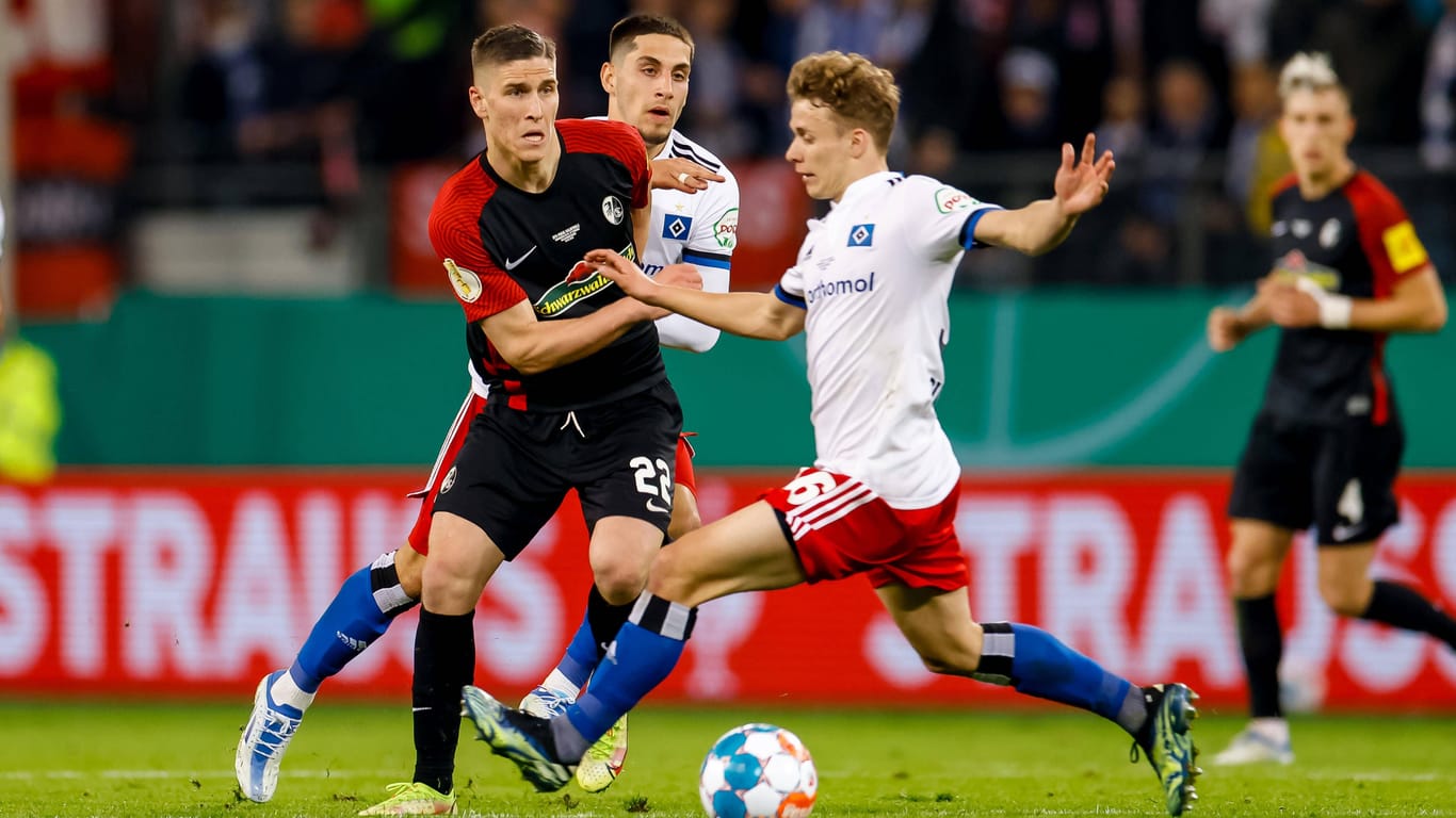 Freiburg und der HSV im Duell (Archivbild): Die beiden Vereine haben sich zuletzt im DFB-Pokal-Halbfinale 2022 getroffen.