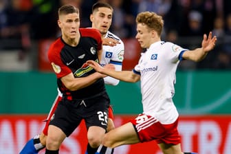 Freiburg und der HSV im Duell (Archivbild): Die beiden Vereine haben sich zuletzt im DFB-Pokal-Halbfinale 2022 getroffen.