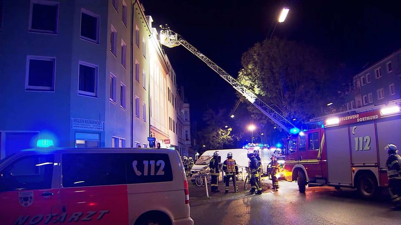 Einsatzkräfte der Feuerwehr vor einem Mehrfamilienhaus in der Lortzingstraße: Im Dachgeschoss ist ein Feuer ausgebrochen.