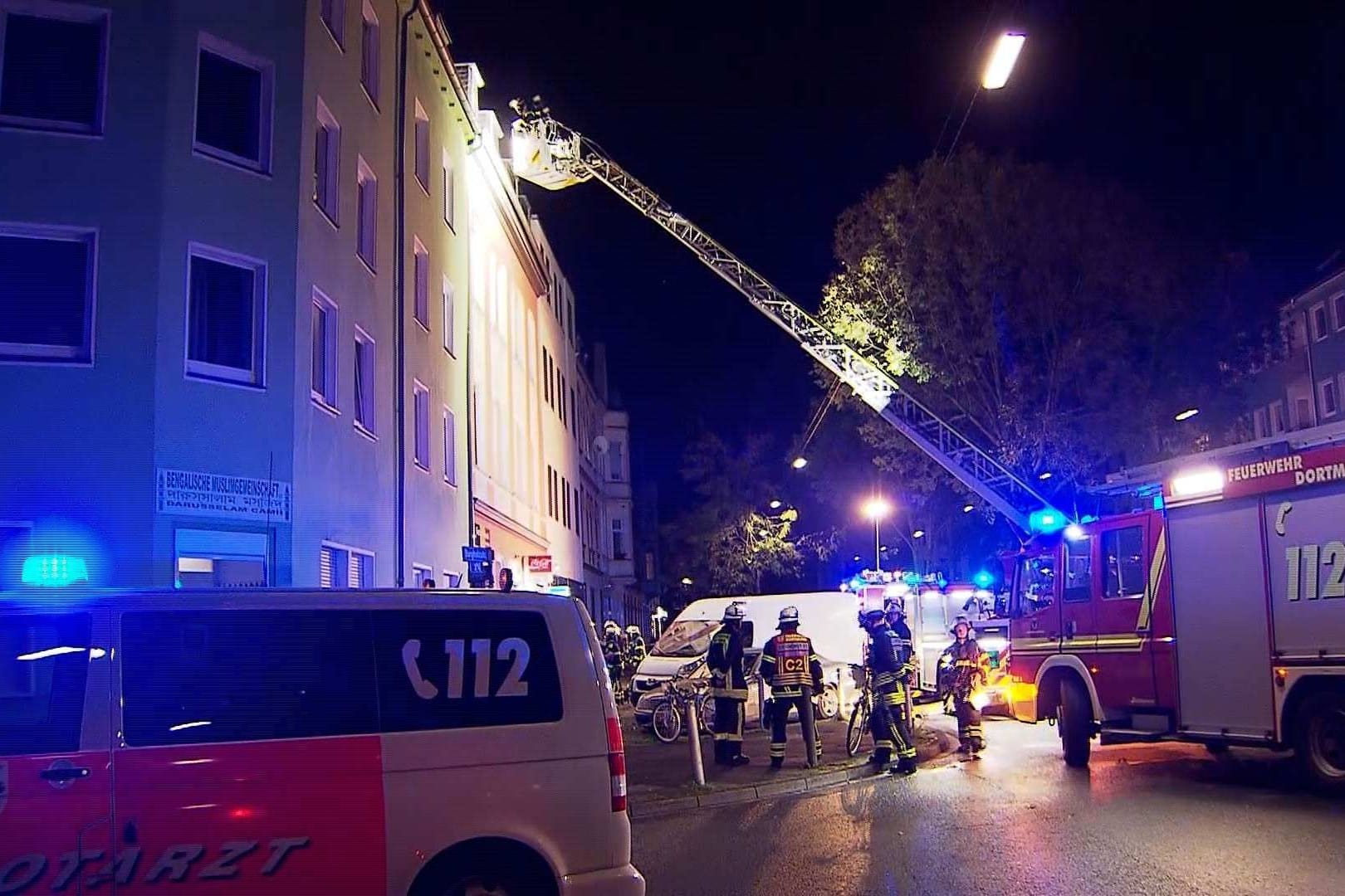 Einsatzkräfte der Feuerwehr vor einem Mehrfamilienhaus in der Lortzingstraße: Im Dachgeschoss ist ein Feuer ausgebrochen.