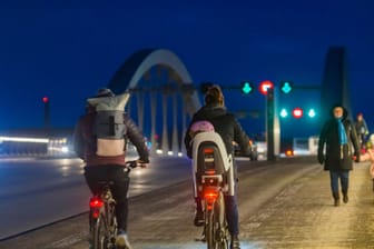 Zwei Radfahrer auf der Waldschlößchenbrücke (Symbolbild):