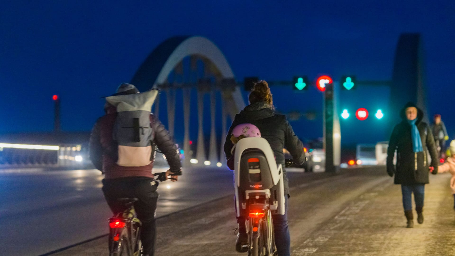 Zwei Radfahrer auf der Waldschlößchenbrücke (Symbolbild):