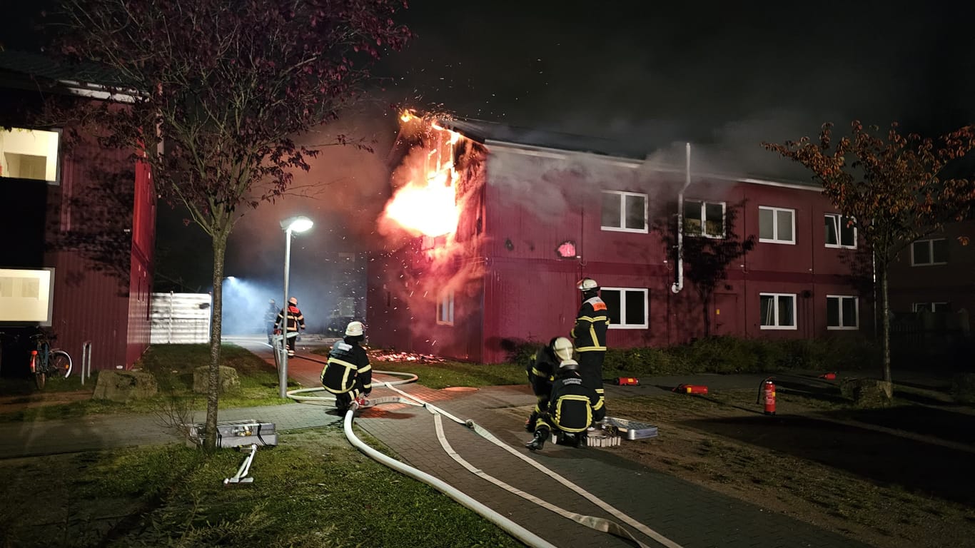 Feuer in der Berzeliussstraße: Hier brannten Container einer Flüchtlingsunterkunft.