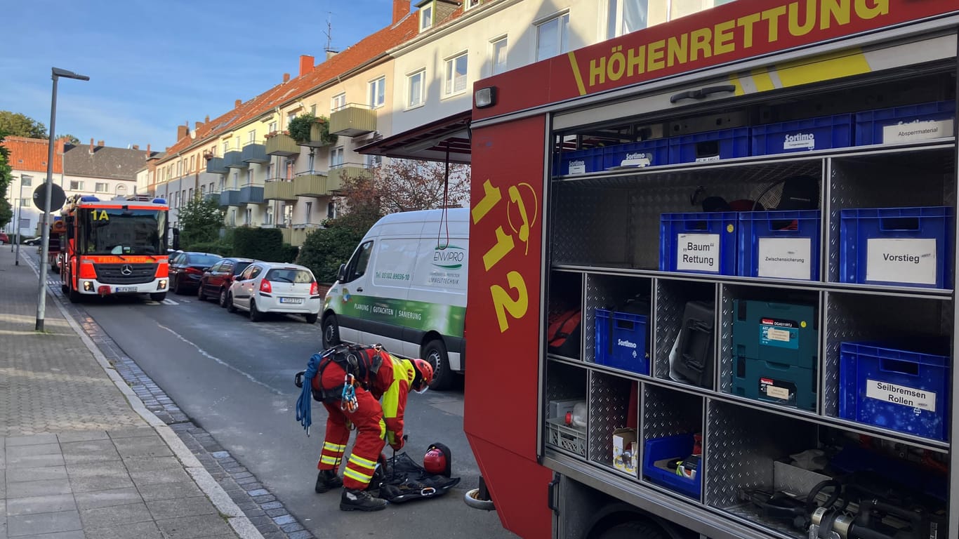 Höhenretter der Feuerwehr Hannover im Einsatz: Eine junge Frau ist am Samstag in eine Notlage geraten.