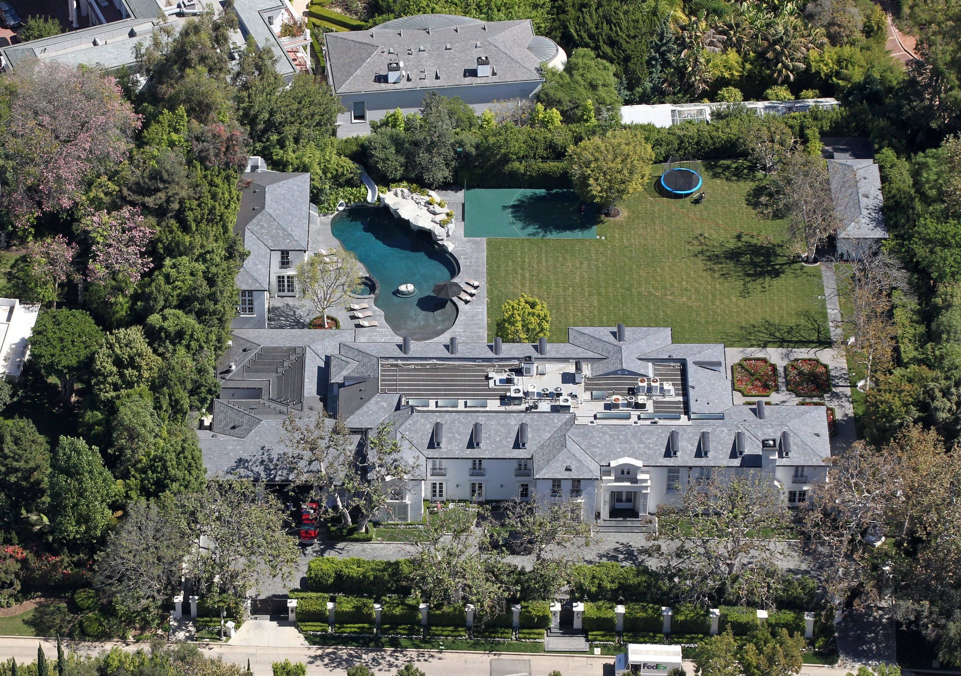 Die Polizei durchsuchte seine Villa in Beverly Hills, anschließend stellte er sie zum Verkauf.