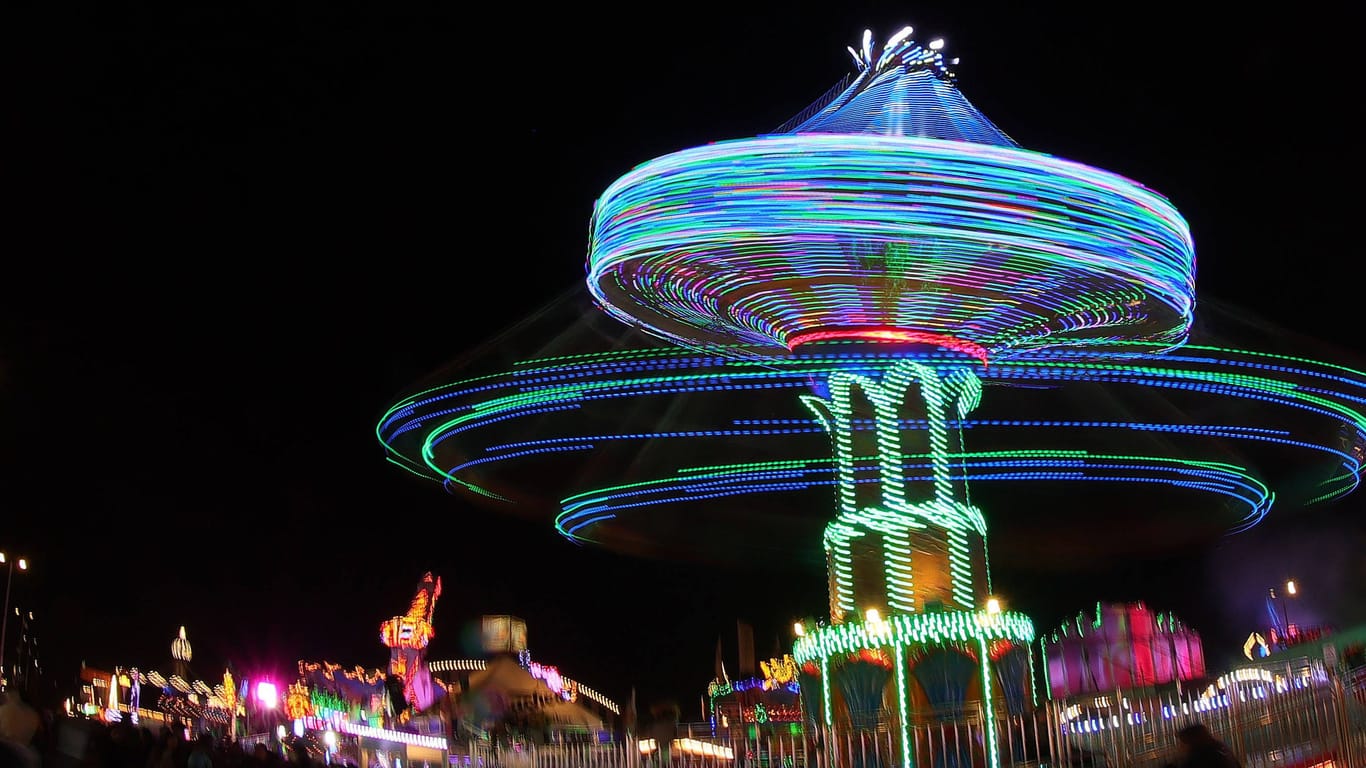 Kettenkarussell auf der Wiesn am Abend: Auch Thomas Gottschalk und Arnold Schwarzenegger besuchten das Fest.