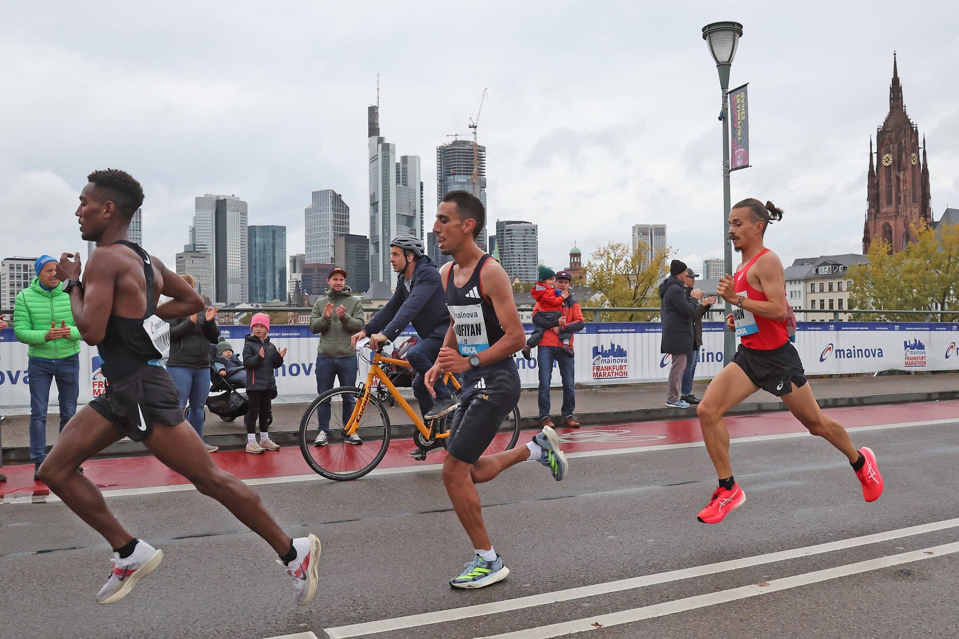 Die Skyline im Hintergrund: Läufer bei Frankfurt-Marathon 2023.