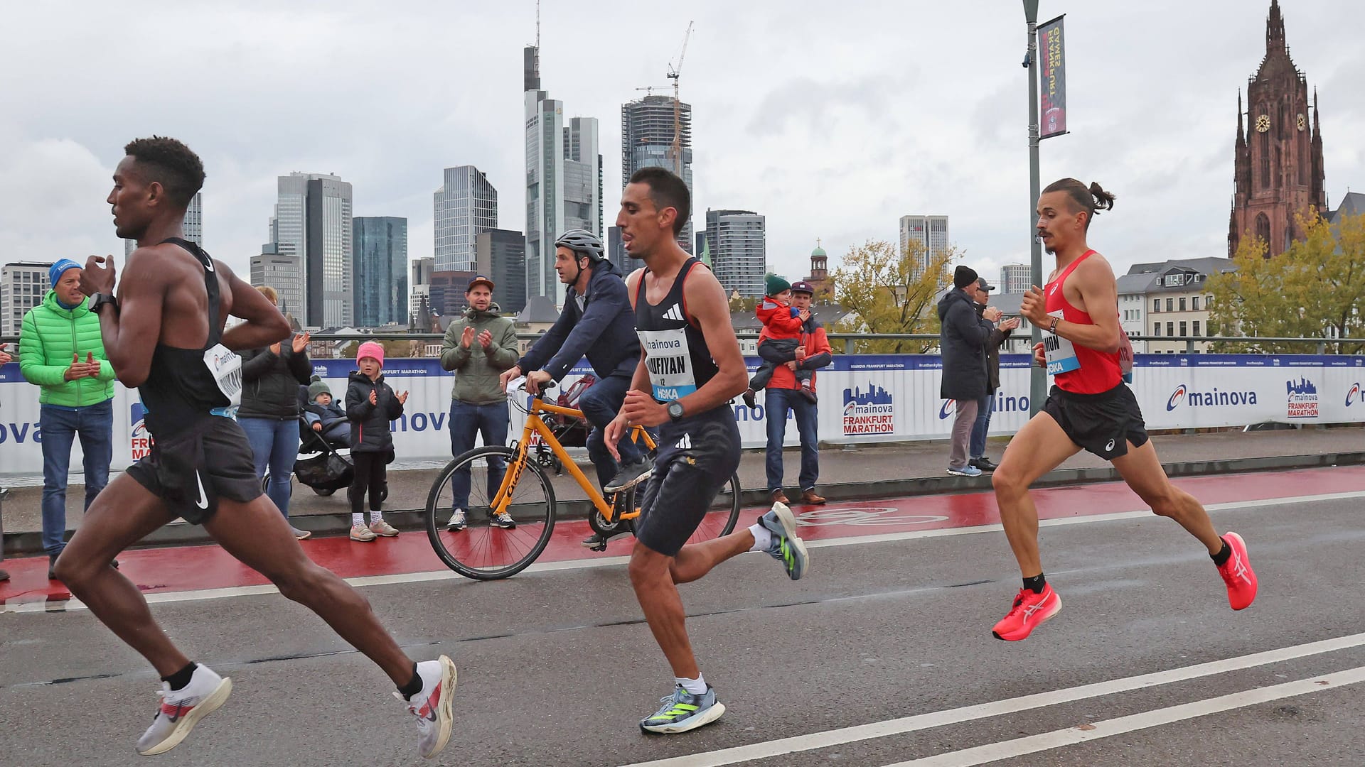 Die Skyline im Hintergrund: Läufer bei Frankfurt-Marathon 2023.