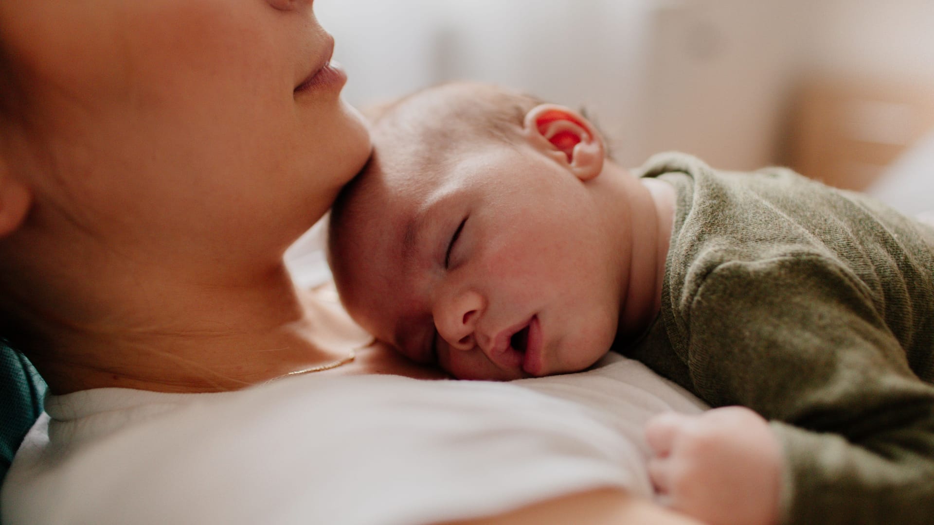 Frau mit schlafendem Baby