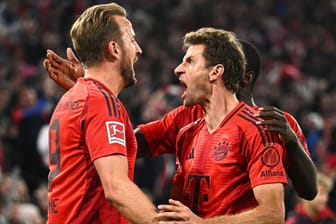 Unbändiger Jubel: Bayerns Torjäger Harry Kane (li.) und Teamkollege Thomas Müller im Spiel gegen den VfB Stuttgart.