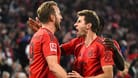 Unbändiger Jubel: Bayerns Torjäger Harry Kane (li.) und Teamkollege Thomas Müller im Spiel gegen den VfB Stuttgart.