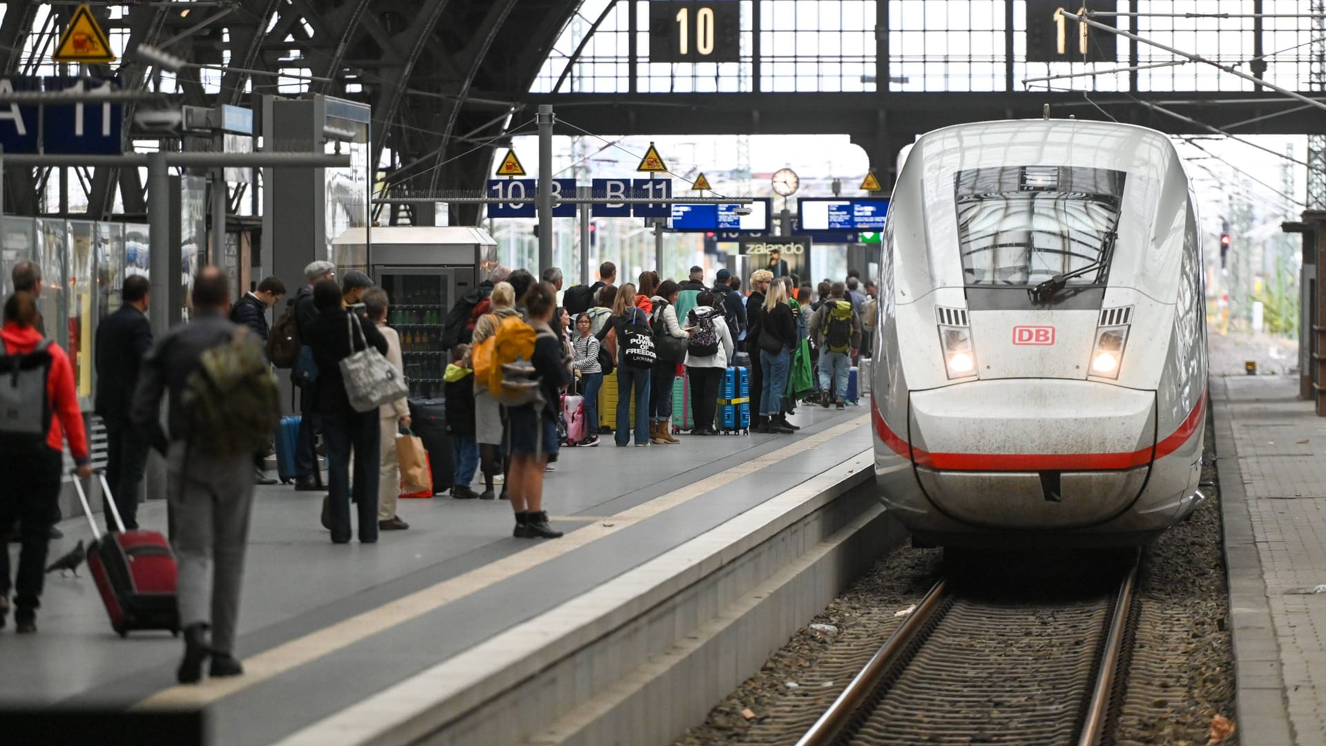 Ein Zug im Bahnhof in Leipzig (Symbolbild): Die Bahn soll aufgespalten werden.