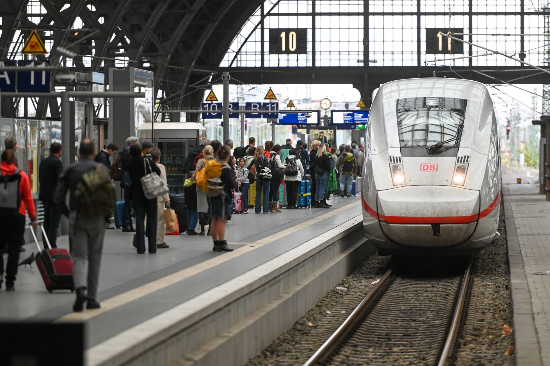 Ein Zug im Bahnhof in Leipzig (Symbolbild): Die Bahn soll aufgespalten werden.