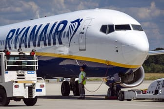 Ryanair-Flugzeug steht auf einem Flugfeld (Symbolbild):