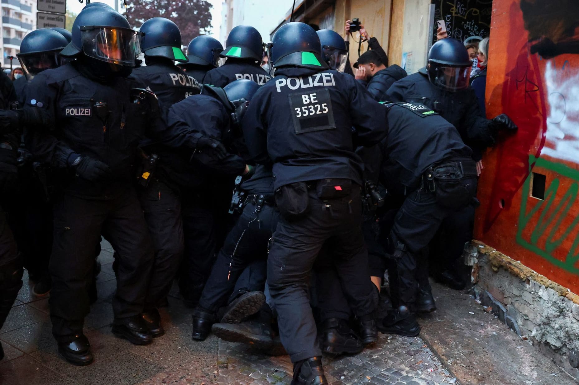 In Berlin kam es zu Zusammenstößen zwischen Polizei und Demonstranten.