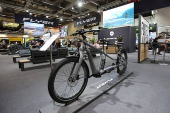 Ein Flyer-E-Bike auf einer Messe (Archivbild): Der Schweizer Hersteller hat mit großen Problemen zu kämpfen.