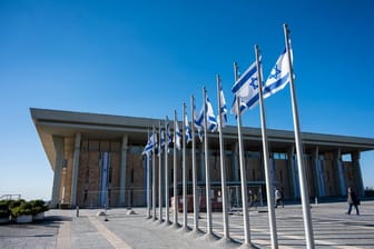 Das israelische Parlament in Jerusalem (Symbolbild): Die Knesset hat dem UN-Palästinensernetzwerk die Arbeit auf dem israelischen Staatsgebiet verboten.