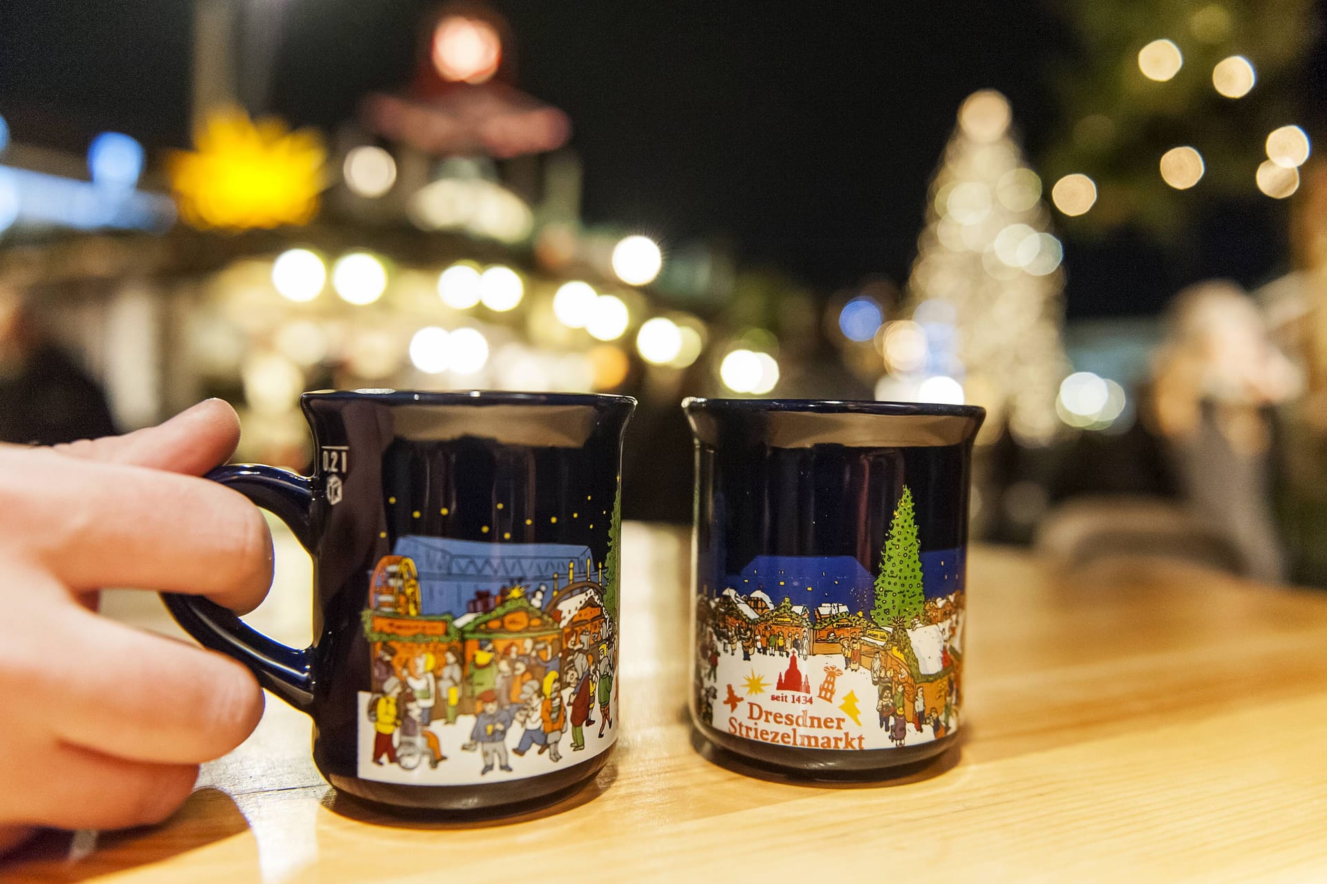 Glühwein für einen Euro wird es demnächst auf einem Weihnachtsmarkt in Frankfurt geben (Symbolfoto).