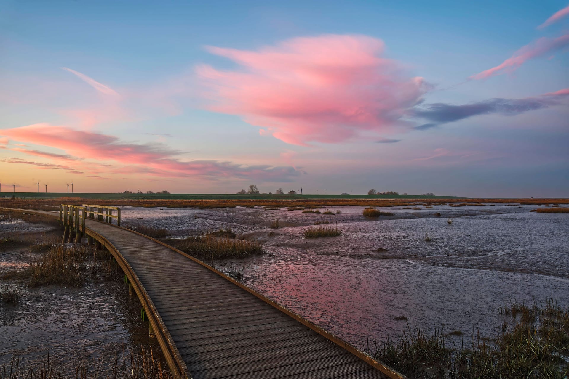 Malerisch: Sonnenaufgang im Naturschutzgebiet Langwarder Groden auf der Halbinsel Butjadingen.