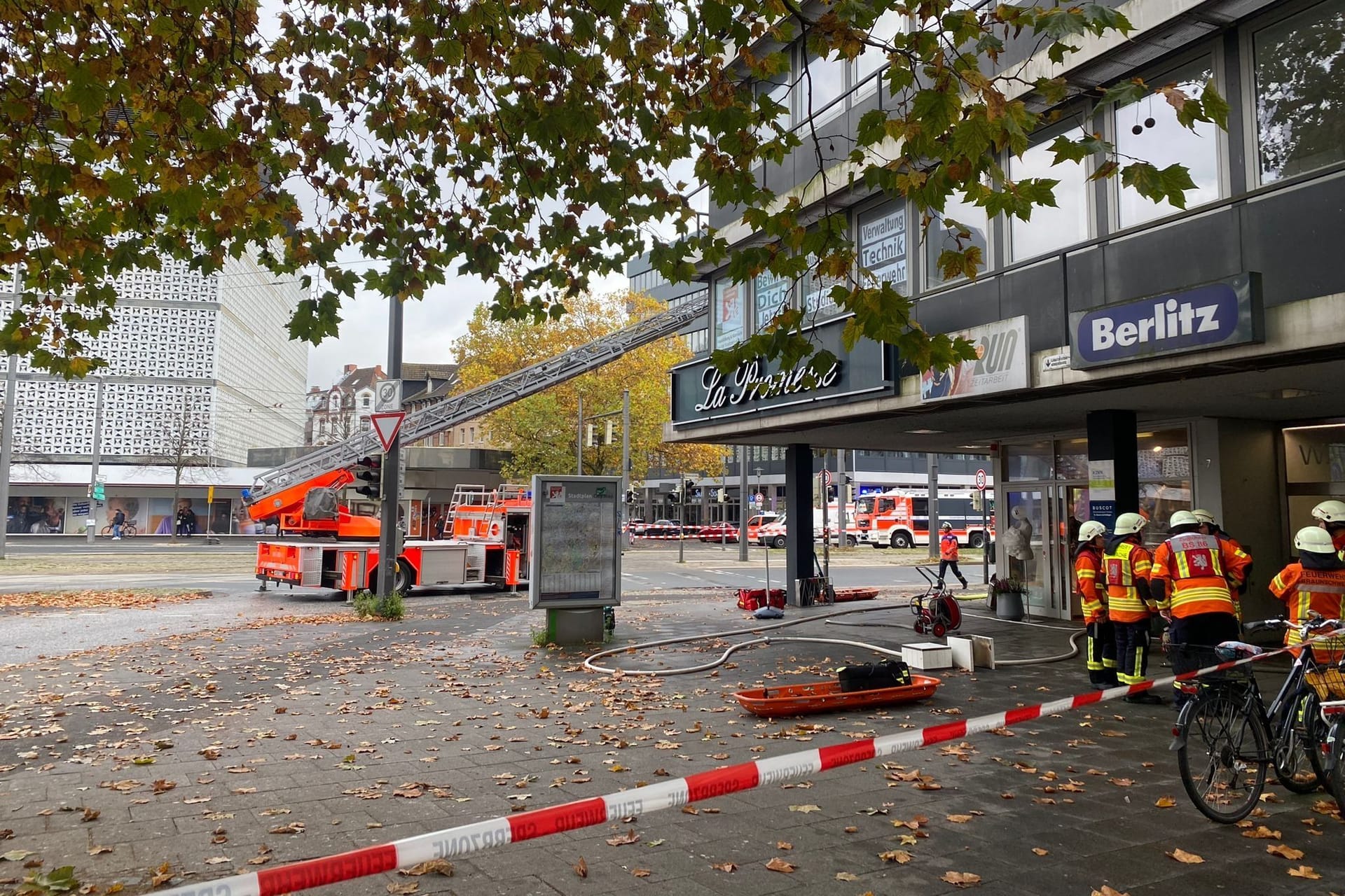 Brand am Waisenhausdamm: Die Feuerwehr ist in der Braunschweiger Innenstadt im Einsatz.