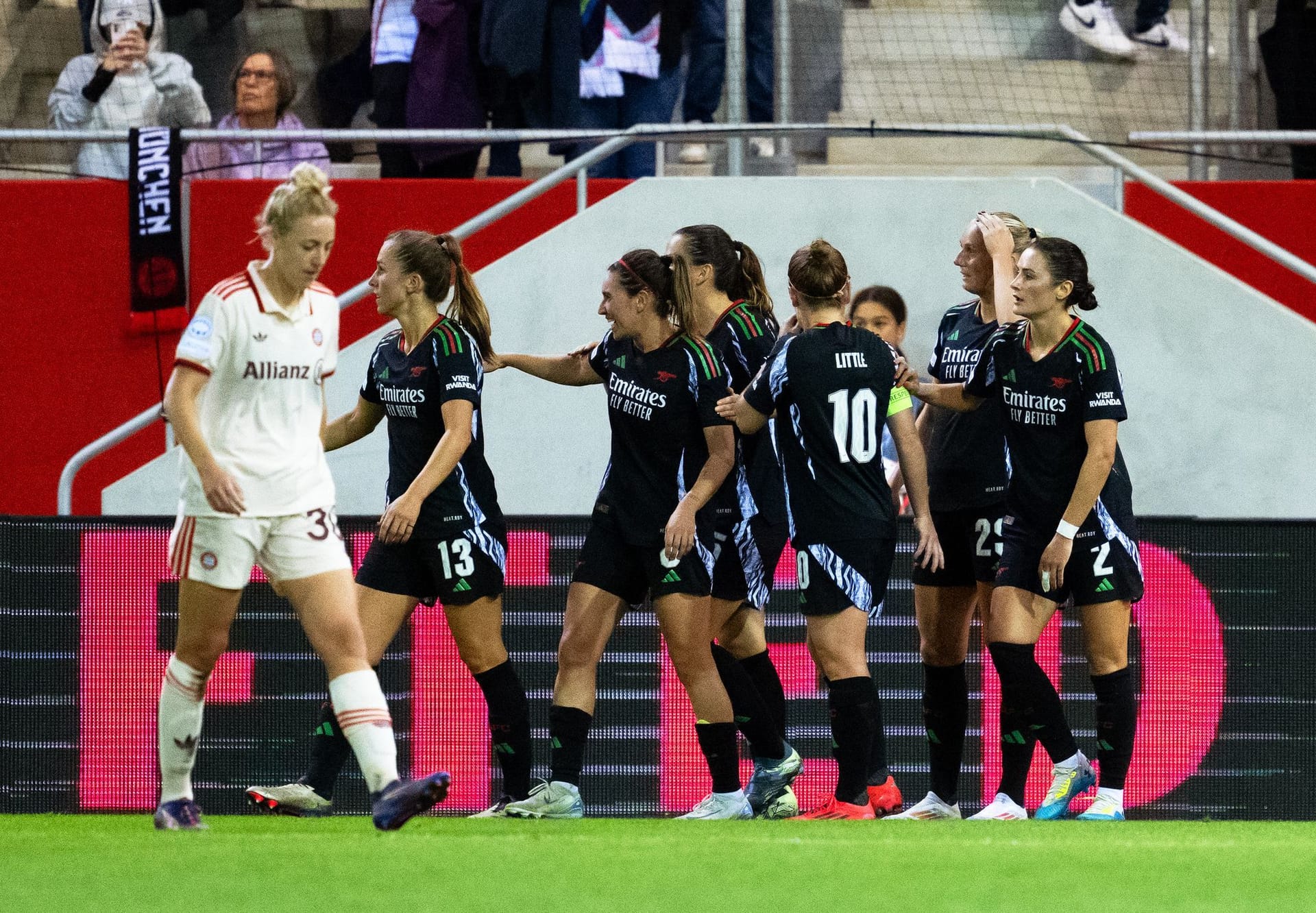 Die Spielerinnen aus London jubeln über den Treffer zum 1:0 aus Arsenal-Sicht.