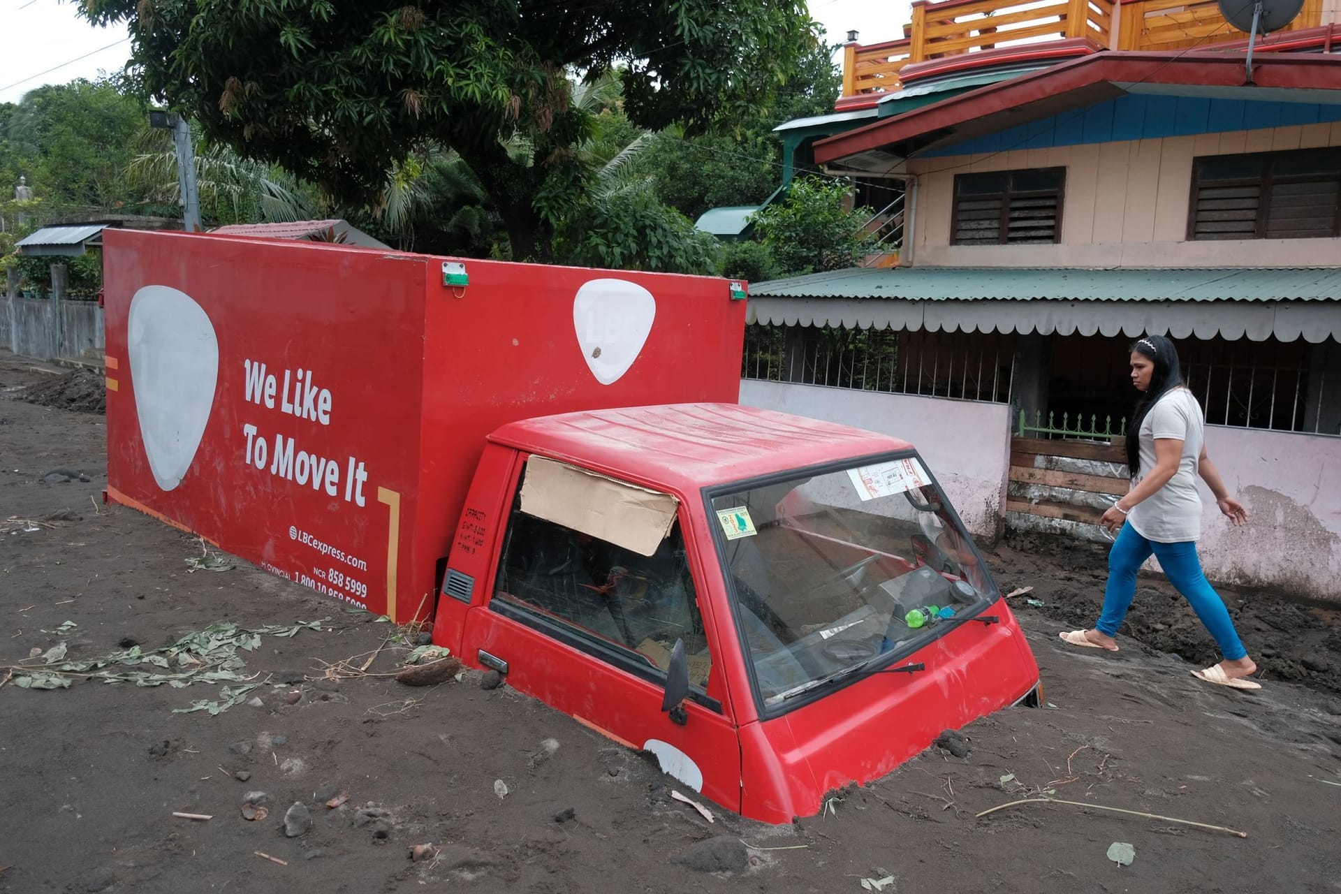 Tropensturm Trami auf den Philippinen