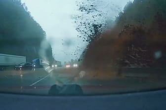 Erdrutsch kracht auf Auto: Fahrt auf Highway wird zum Horrortrip.