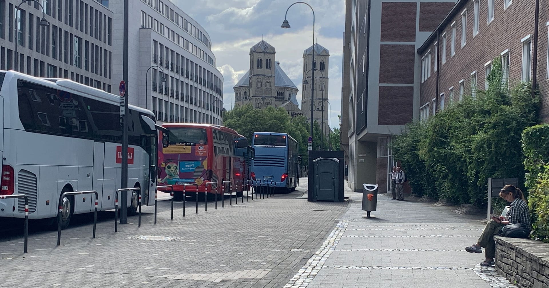 Reisende finden nur auf dem Mäuerchen gegenüber den Parkplätzen eine Gelegenheit zum Sitzen - gerade für ältere Menschen ein Problem.