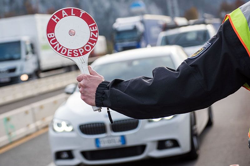 Fahrzeugkontrolle (Symbolbild): Gleich zwei Personen, gegen die ein Haftbefehl vorlag, hielt die Polizei am Dienstag auf der Aachener Autonbahn an.