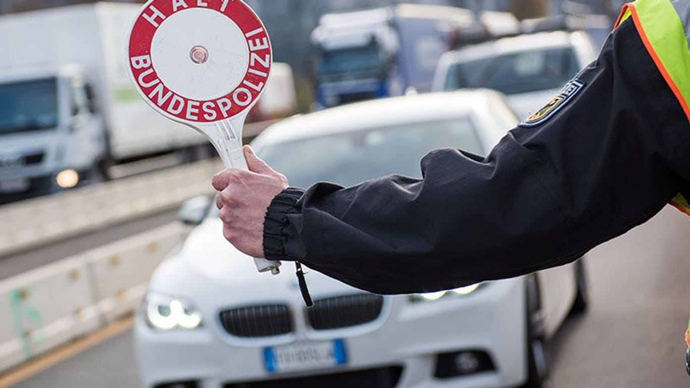 Fahrzeugkontrolle (Symbolbild): Gleich zwei Personen, gegen die ein Haftbefehl vorlag, hielt die Polizei am Dienstag auf der Aachener Autonbahn an.