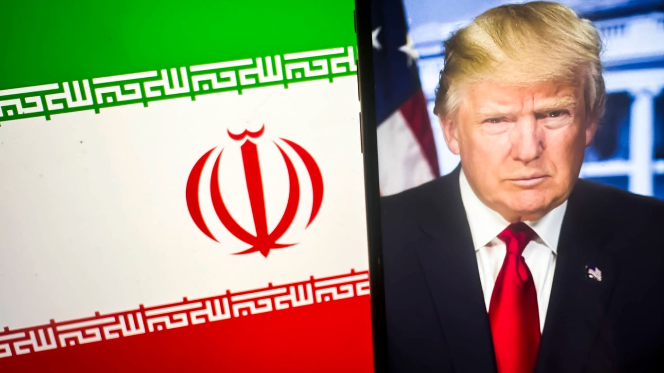 Die Illustration zeigt die Flagge des Iran und den ehemaligen US-Präsidenten Donald Trump.