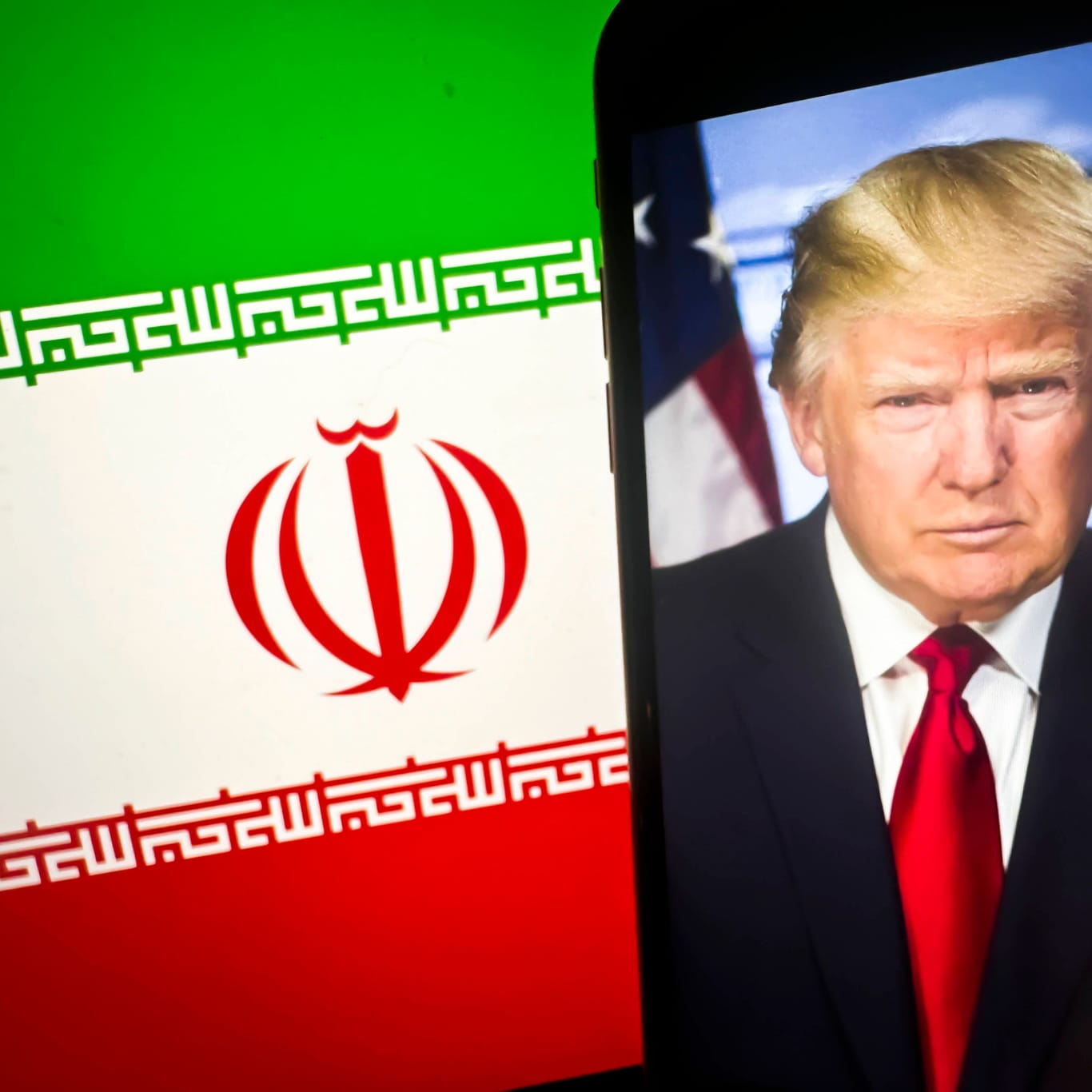 Die Illustration zeigt die Flagge des Iran und den ehemaligen US-Präsidenten Donald Trump.