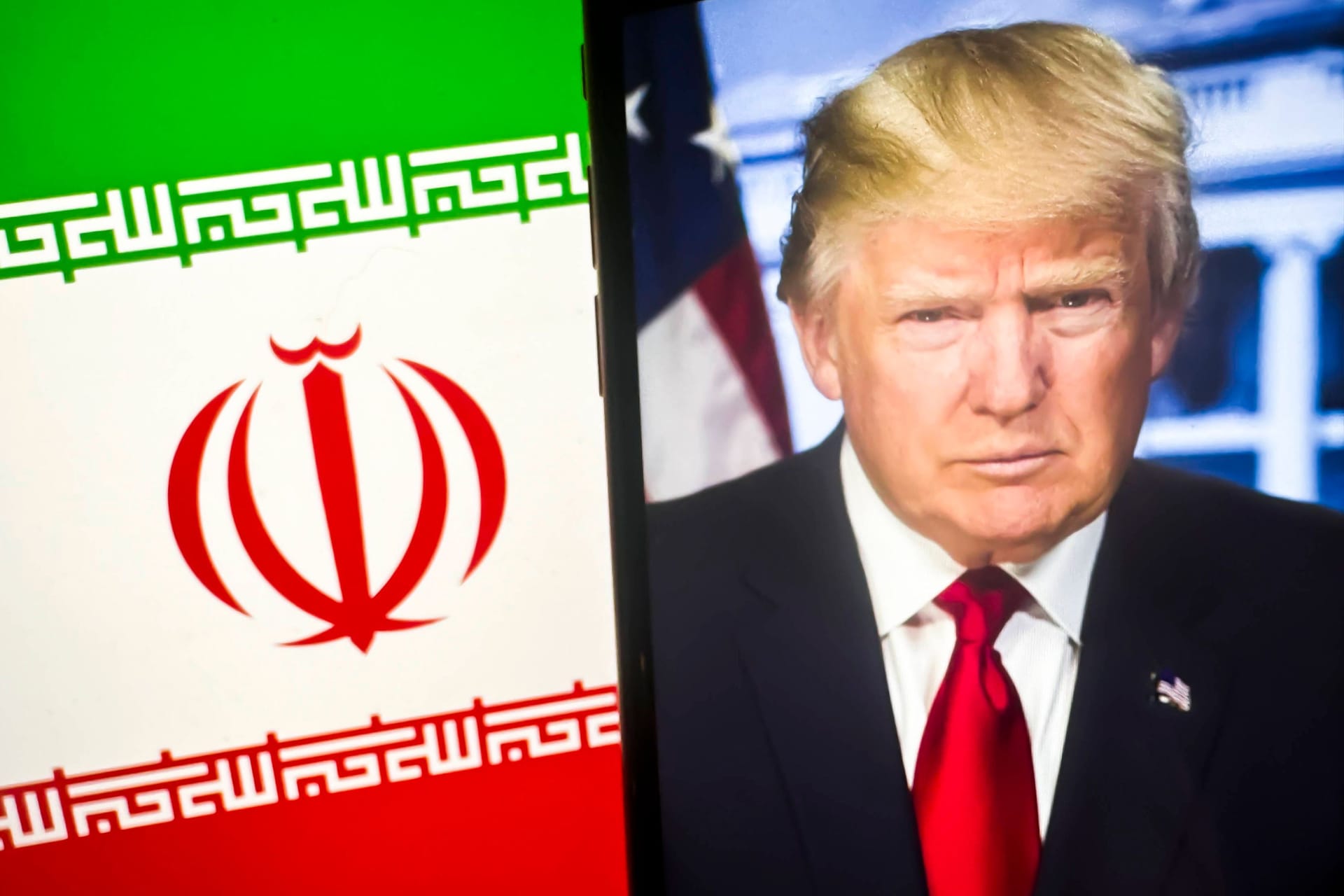 Die Illustration zeigt die Flagge des Iran und den ehemaligen US-Präsidenten Donald Trump.