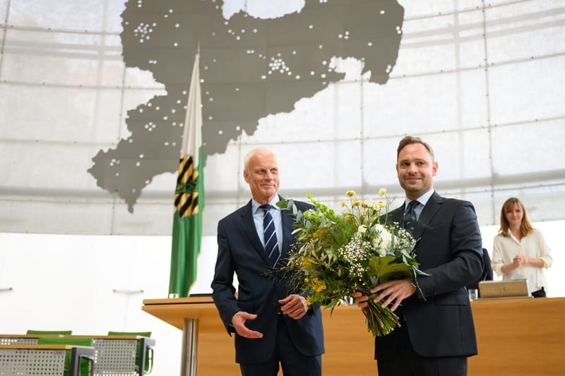 Alexander Dierks (r) steht nach der Wahl zum neuen Landtagspräsidenten während der konstituierenden Sitzung des Sächsischen Landtages im Plenarsaal neben dem Alterspräsidenten Wolf-Dietrich Rost (CDU). Einen Monat nach der Landtagswahl kommt der neue sächsische Landtag erstmals in Dresden zusammen.