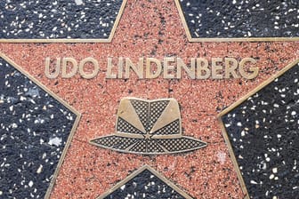 Ursprünglich wurde der Gedenkstern von Udo Lindenberg direkt vor dem Café Keese eingelassen: Jetzt ist er umgezogen.