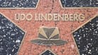 Ursprünglich wurde der Gedenkstern von Udo Lindenberg direkt vor dem Café Keese eingelassen: Jetzt ist er umgezogen.