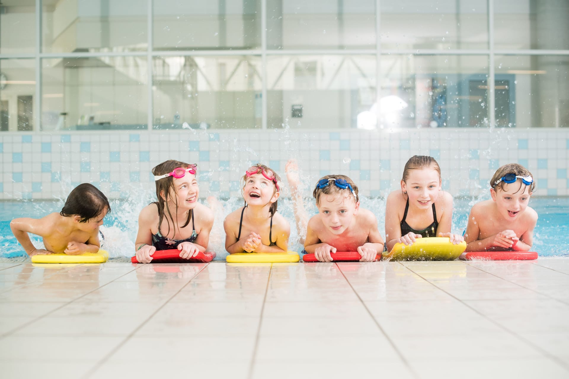 Kinder beim Schwimmtraining: In den Ferien finden wieder verschiedene Kurse statt.