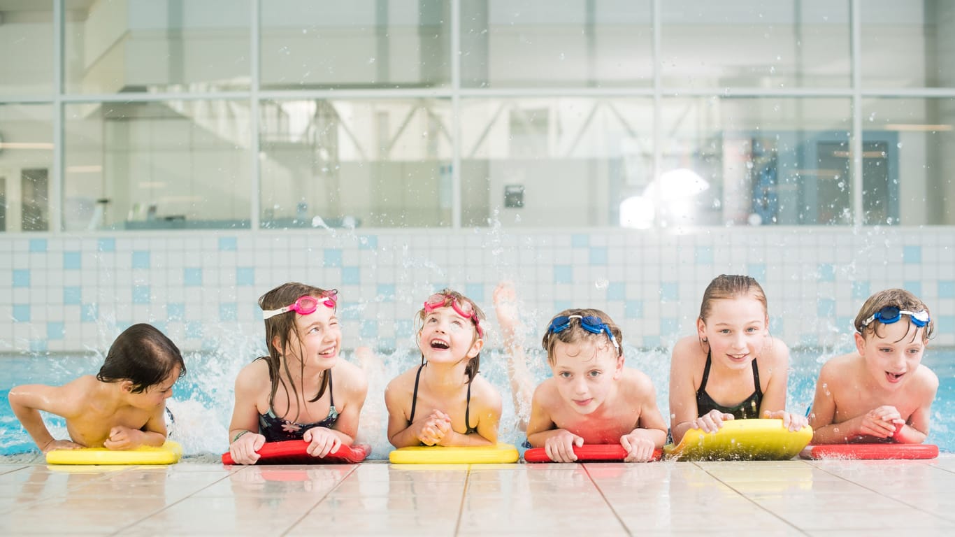 Kinder beim Schwimmtraining: In den Ferien finden wieder verschiedene Kurse statt.